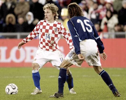 Luka Modric (Kroatien, li.) gegen Martin Demichelis (Argentinien) Fußball Länderspiel Herren Länderspiel 2006, Freundschaftsspiel, Test, Testspiel, Nationalmannschaft, Nationalteam Gruppe Basel