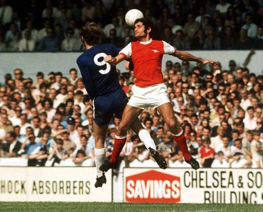 Frank McLintock (Arsenal, re.) gegen Peter Osgood (Chelsea) -  Fußball Herren English First Division 1970 1971, One, 1. Englische Liga, Chelsea FC London - Arsenal FC London 2:1 Gruppe London Dynamik, Höhe, Kampf,