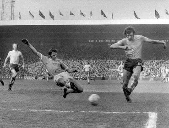 Tommy Booth (Manchester City, re.) zieht ab, Peter Osgood (Chelsea) -  Fußball Herren English First Division 1971 1972, One, 1. Englische Liga, Manchester City - Chelsea FC London 1:0 Gruppe Main Road Stadium, Stadion Manchester Dynamik, Kampf,