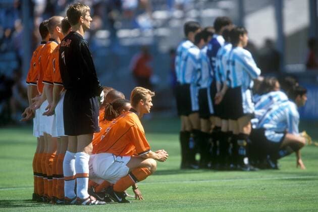 Die Mannschaft der Niederlande (vorn) und deren Viertelfinalgegner Argentinien haben zu den obligatorischen Mannschaftsfotos Aufstellung genommen Fußball Länderspiel Herren Weltmeisterschaft 1998, Nationalmannschaft, Nationalteam, Nationaltrikot, Viertelfinale, Vdia Totale Niederlande - Argentinien 2:1 o00 Marseille