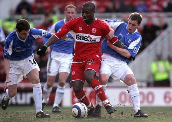 Yakubu Ayegbeni (Middlesbrough, Mitte) gegen Alex Bruce (li.) und Neil Kilkenny (beide Birmingham) -  Fußball Herren English Premier League 2005 2006, 1. Englische Liga, Middlesbrough FC - Birmingham City 1:0 Gruppe Middlesbrough Dynamik,