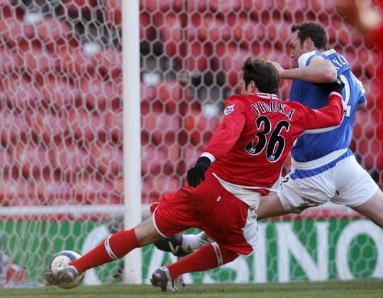 Mark Viduka (Middlesbrough, li.) trifft gegen Martin Taylor (Birmingham) zum 1:0 -  Fußball Herren English Premier League 2005 2006, 1. Englische Liga, Middlesbrough FC - Birmingham City 1:0 Gruppe Middlesbrough Dynamik,