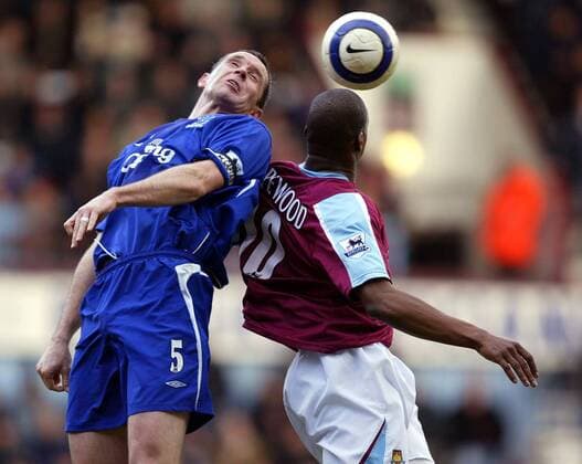 David Weir (Everton, li.) gegen Marlon Harewood (West Ham) -  Fußball Herren English Premier League 2005 2006, 1. Englische Liga, West Ham United - FC Everton 2:2 Gruppe London Dynamik,