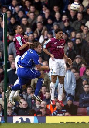 James Beattie (Everton, Mitte) gegen Hayden Mullins (re.) und Anton Ferdinand (beide West Ham) -  Fußball Herren English Premier League 2005 2006, 1. Englische Liga, West Ham United - FC Everton 2:2 Gruppe London Dynamik, Höhe,