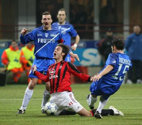 Alberto Gilardino (Milan, Mitte) geht gegen Fabrizio Ficini (li.) und Richard Vanigli (beide Empoli) zu Boden -  Fußball Herren Serie A 2005 2006, 1. Italienische Liga, AC Mailand - Empoli FC 3:0 Gruppe Mailand Dynamik,