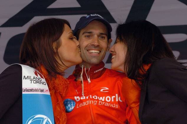 Sieger Igor Astarloa (Spanien Barloworld) darf sich über Küsse zweier Hostessen freuen -  Radsport Herren Mailand - Turin 2006, Straßenradsport, Straße, Rad Gruppe Turin Freude,