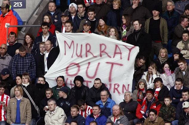 Murray out - Sunderland Fans fordern auf einem Transparent den Rücktritt von Chairman Bob Murray - EDITORIAL USE ONLY. No use with unauthorised audio, video, data, fixture lists, club league logos or live services. Online in-match use limited to 120 images, no video emulation. No use in betting, games or single club league player publications. Fußball Herren English Premier League 2005 2006, 1. Englische Liga, FC Sunderland, AFC Totale Proteste, Fanprotest, Fanproteste, Kritik, Manchester, Fankritik,