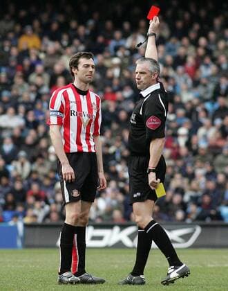 Schiedsrichter Chris Foy zeigt Gary Breen (Sunderland) die rote Karte -  Fußball Herren English Premier League 2005 2006, 1. Englische Liga, Sunderland FC, AFC Gruppe Manchester