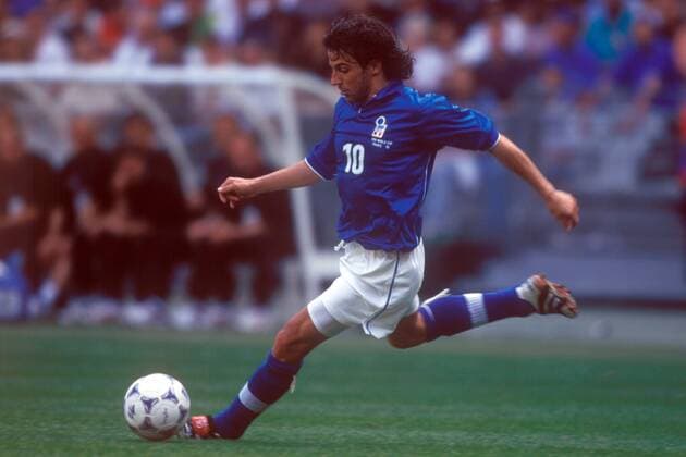 Alessandro Del Piero (Italien) zieht ab Fußball Länderspiel Herren Weltmeisterschaft 1998, Nationalmannschaft, Nationalteam, Nationaltrikot, Gruppe B Einzelbild Paris, St. Denis, Saint Dynamik,