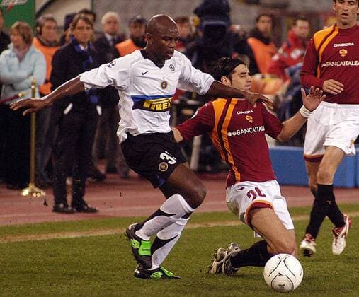 Pierre Wome (Inter Mailand, li.) gegen Leandro Damian Cufre (AS Rom) -  Fußball Herren Serie A 2005 2006, 1. Italienische Liga, AS Rom - FC Internazionale Mailand 1:1, Roma Gruppe Rom Dynamik,