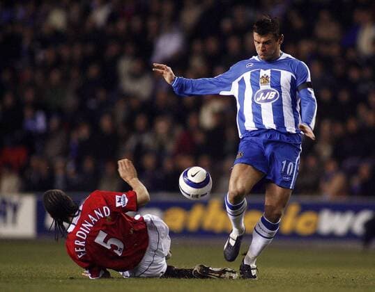 Lee McCulloch (Wigan, re.) gegen Rio Ferdinand (Manchester United) - EDITORIAL USE ONLY. No use with unauthorised audio, video, data, fixture lists, club league logos or live services. Online in-match use limited to 120 images, no video emulation. No use in betting, games or single club league player publications. Fußball Herren English Premier League 2005 2006, 1. Englische Liga, Wigan Athletic - Manchester United 1:2, ManU Gruppe Wigan Dynamik,