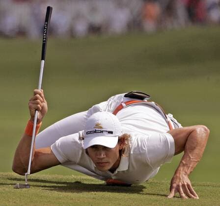 Camilo Villegas (Kolumbien) taxiert die Putlinie auf ungewöhnliche Weise - (Icon5345078) Golf Herren Ford Championship 2006, PGA Tour, Golfen Einzelbild Doral EDITORIAL USE ONLY