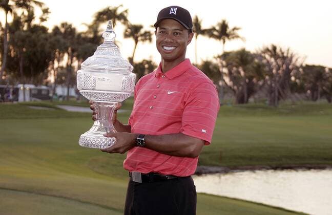 Eldrick Tiger Woods (USA) gewinnt das Ford Championship 2006 und präsentiert bei der Siegerehrung seinen Pokal - (Icon5345002) Golf Herren Ford Championship 2006, PGA Tour, Golfen Einzelbild Doral Freude, EDITORIAL USE ONLY