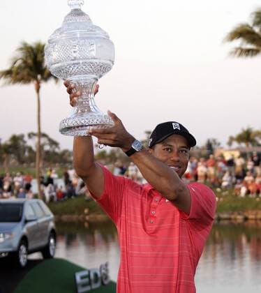 Eldrick Tiger Woods (USA) gewinnt das Ford Championship 2006 und jubelt bei der Siegerehrung mit seinem Pokal - (Icon5345003) Golf Herren Ford Championship 2006, PGA Tour, Golfen Einzelbild Doral Freude, EDITORIAL USE ONLY