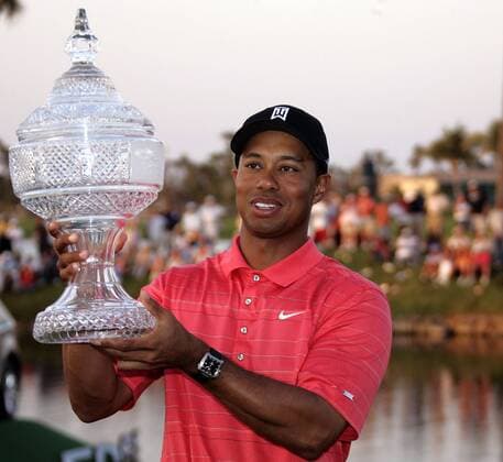 Eldrick Tiger Woods (USA) gewinnt das Ford Championship 2006 und präsentiert bei der Siegerehrung seinen Pokal - (Icon5345004) Golf Herren Ford Championship 2006, PGA Tour, Golfen Einzelbild Doral Freude, EDITORIAL USE ONLY