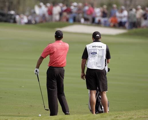 Eldrick Tiger Woods (USA, li.) und sein Caddie Steve Williams (Neuseeland) schauen sich das Fairway an - (Icon5345060) Golf Herren Ford Championship 2006, PGA Tour, Golfen Gruppe Doral EDITORIAL USE ONLY