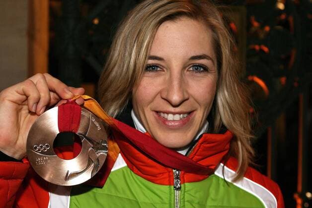 Anni Friesinger (Deutschland) zeigt stolz ihre Bronzemedaille über 1000m bei den Olympischen Winterspielen 2006 in Turin -  Eisschnellauf OS Winter Damen Olympische Spiele Turin 2006, Winterspiele, 1000m, 1000 m, Meter Porträt Medals Plaza Freude,