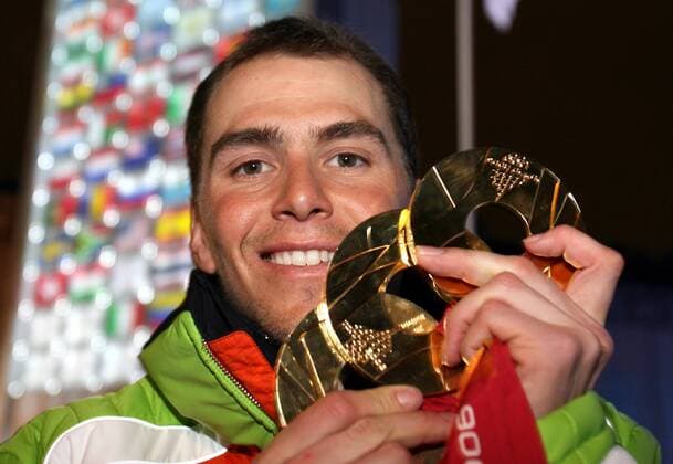 Der dreifache Olympiasieger Michael Greis (Deutschland) zeigt stolz seine Goldmedaillen -  Biathlon OS Winter Herren Olympische Spiele Turin 2006, Winterspiele, Einzelbild Medals Plaza Freude,