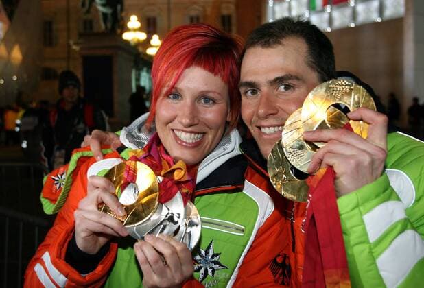 Viermal Gold zweimal Silber: Die Biathleten Michael Greis (re.) und Kati Wilhelm (beide Deutschland) zeigen stolz Medaillensammlung bei den Olympischen Winterspielen 2006 in Turin -  Biathlon OS Winter Olympische Spiele Turin 2006, Winterspiele Gruppe Medals Plaza Freude,