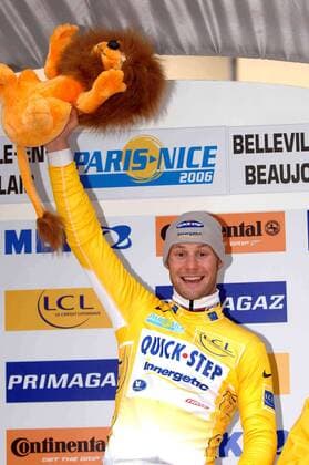 Tom Boonen (Belgien Quick Step Innergetic) jubelt während der Siegerehrung über seinen Etappensieg bei der 2. Etappe von Paris Nizza 2006 und bleibt im Gelben Trikot des Gesamtführenden -  Radsport Herren Paris Nizza 2006, ProTour, Straßenradsport, Straße, Rad Einzelbild 2. Etappe: Cerilly - Belleville Freude,