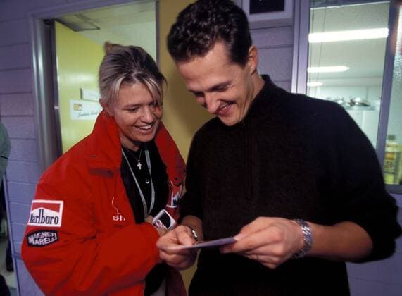Motorsport, Formel 1, Ehefrauen der Ikonen - Archivbilder Michael Schumacher (Deutschland Ferrari, re.) mit seiner Ehefrau Corinna Motorsport Grand Prix Herren Großer Preis von Japan 1999, Formel 1 Weltmeisterschaft, F1, F, GP, WM, Vdia, Gruppe Suzuka Harmonie,