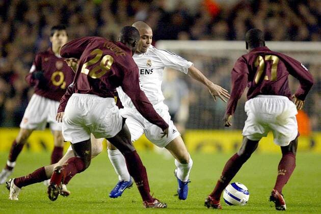 Ronaldo (Real Madrid, Mitte) gegen Emmanuel Eboue (re.) und Kolo Toure (beide Arsenal) -  Fußball EC 1 Herren Champions League 2005 2006, Achtelfinale, Arsenal FC London - Real Madrid CF Gruppe London Dynamik,