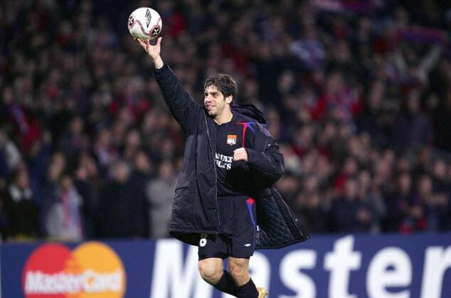 Juninho (Lyon) präsentiert nach Spielende den Umbro Digital X Spielball Fußball EC 1 Herren Champions League 2005 2006, Achtelfinale, Olympique Lyonnais, OL Einzelbild pan13030 Lyon Freude,  