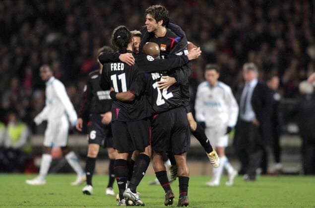 Torjubel Lyon v.re.: Juninho, Sylvain Wiltord und Fred Fußball EC 1 Herren Champions League 2005 2006, Achtelfinale, Rückspiel, Olympique Lyonnais Gruppe pan13031 Lyon  