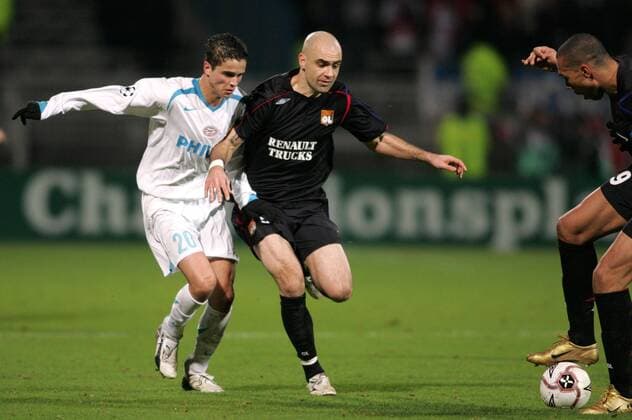 John Carew (re.) stoppt den Ball während Cris (beide Lyon, Mitte) versucht Ibrahim Afellay (Eindhoven) abzudrängen Fußball EC 1 Herren Champions League 2005 2006, Achtelfinale, Rückspiel, Olympique Lyonnais - PSV Eindhoven 4:0 Gruppe pan13031 Lyon Dynamik,  