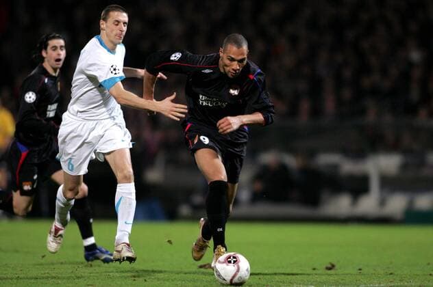 John Carew (Lyon, re.) gegen Timmy Simons (Eindhoven) Fußball EC 1 Herren Champions League 2005 2006, Achtelfinale, Rückspiel, Olympique Lyonnais - PSV Eindhoven 4:0 Gruppe pan13031 Lyon Dynamik,  