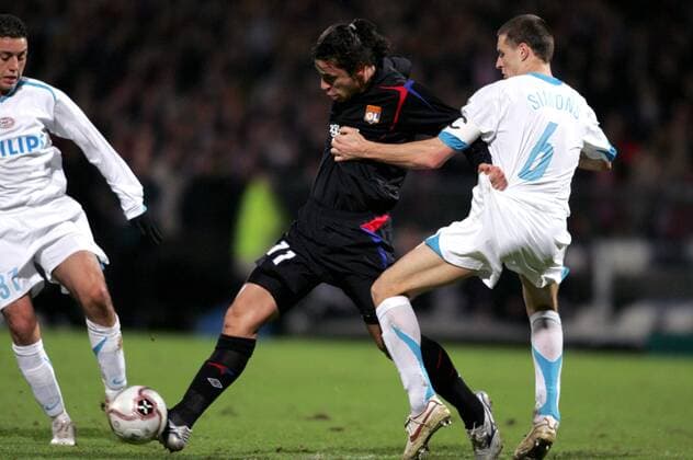 Fred (Lyon, Mitte) gegen Timmy Simons (re.) und Ismail Aissati (beide Eindhoven) Fußball EC 1 Herren Champions League 2005 2006, Achtelfinale, Rückspiel, Olympique Lyonnais - PSV Eindhoven 4:0 Gruppe pan13031 Lyon Dynamik, Kampf,  