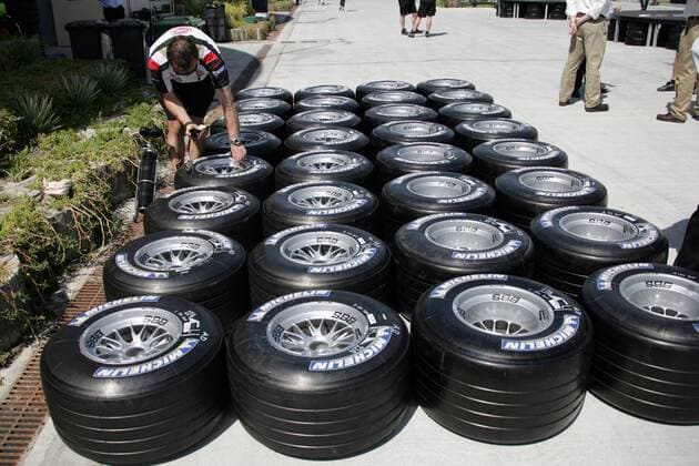 Techniker prüft den Reifendruck einiger Michelin Reifen Motorsport Grand Prix Herren Großer Preis von Bahrain 2006, Formel 1 Weltmeisterschaft, F1, F, GP, WM Totale Sakhir Manama