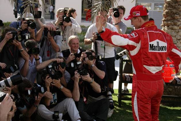 Michael Schumacher (Deutschland Ferrari) gut gelaunt im Umgang mit den Fotografen Motorsport Grand Prix Herren Großer Preis von Bahrain 2006, Formel 1 Weltmeisterschaft, F1, F, GP, WM, Gruppe Sakhir Manama