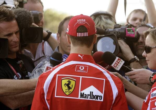 Michael Schumacher (Deutschland Ferrari) im Mittelpunkt des Medieninteresses Motorsport Grand Prix Herren Großer Preis von Bahrain 2006, Formel 1 Weltmeisterschaft, F1, F, GP, WM, Gruppe Sakhir Manama