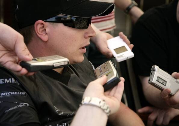 Kimi Räikkönen (Finnland McLaren Mercedes) gibt ein Interview Motorsport Grand Prix Herren Großer Preis von Bahrain 2006, Formel 1 Weltmeisterschaft, F1, F, GP, WM, Einzelbild Sakhir Manama