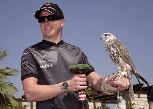 Kimi Räikkönen (Finnland McLaren Mercedes) mit einem arabischen Jagdfalken Motorsport Grand Prix Herren Großer Preis von Bahrain 2006, Formel 1 Weltmeisterschaft, F1, F, GP, WM, Einzelbild Sakhir Manama Freude,