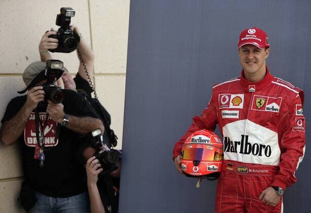 Michael Schumacher (Deutschland Ferrari) im Fokus der Fotografen Motorsport Grand Prix Herren Großer Preis von Bahrain 2006, Formel 1 Weltmeisterschaft, F1, F, GP, WM, Gruppe Sakhir Manama