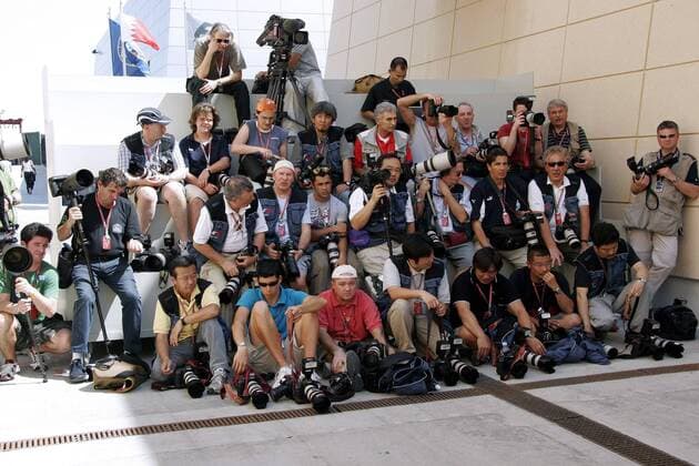 Wartende Sportfotografen am Rande des Großen Preises von Bahrain 2006 Motorsport Grand Prix Herren Großer Preis von Bahrain 2006, Formel 1 Weltmeisterschaft, F1, F, GP, WM, Totale Sakhir Manama Masse, Langeweile,
