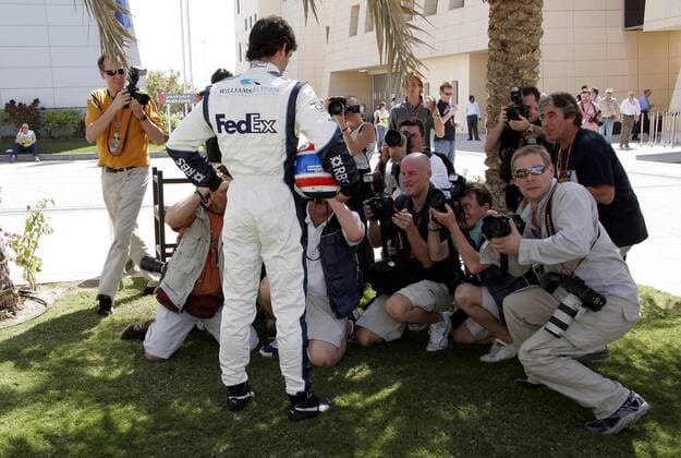 Mark Webber (Australien Williams Cosworth) präsentiert sich den Sportfotografen Motorsport Grand Prix Herren Großer Preis von Bahrain 2006, Formel 1 Weltmeisterschaft, F1, F, GP, WM, Gruppe Sakhir Manama