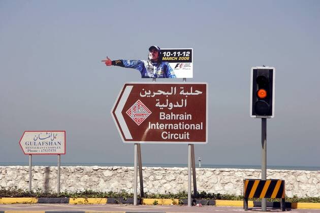 Figur des F1 Weltmeisters Fernando Alonso (Spanien Renault) zeigt über einem Wegweiser angebracht Richtung Bahrain International Circuit Motorsport Grand Prix Herren Großer Preis von Bahrain 2006, Formel 1 Weltmeisterschaft, F1, F, GP, WM, Einzelbild Sakhir Manama