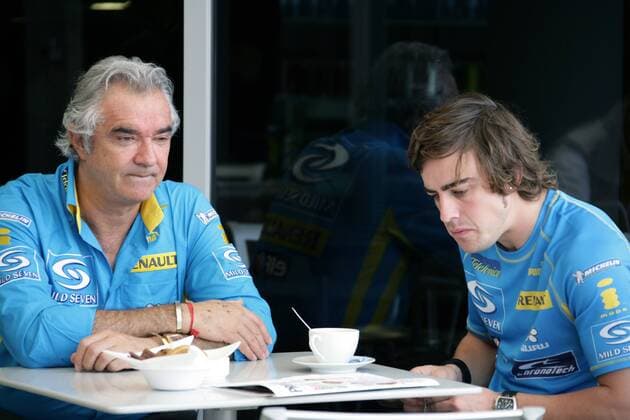 Teamchef Flavio Briatore (Italien, li.) und Fernando Alonso (Spanien beide Renault) nehmen beim Kaffee keine Notiz voneinander Motorsport Grand Prix Herren Großer Preis von Bahrain 2006, Formel 1 Weltmeisterschaft, F1, F, GP, WM, Gruppe Sakhir Manama Spannung, Langeweile, Nachdenklichkeit,
