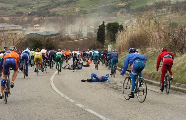 Paolo Bettini (Italien Quick Step Innergetic) liegt nach seinem Sturz auf der Straße und das Peloton fährt erbarmungslos weiter -  Radsport Herren 41. Tirreno Adriatico 2006, ProTour, Zwei Meere Rundfahrt, Straßenradsport, Straße, Rad, Vdig Totale 3. Etappe: Avezzano - Paglieta