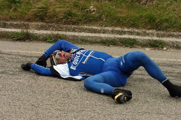 Paolo Bettini (Italien Quick Step Innergetic) liegt nach seinem Sturz mit Schmerzen auf der Straße -  Radsport Herren 41. Tirreno Adriatico 2006, ProTour, Zwei Meere Rundfahrt, Straßenradsport, Straße, Rad, Vdig Einzelbild 3. Etappe: Avezzano - Paglieta