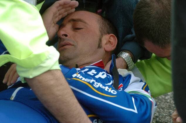 Paolo Bettini (Italien Quick Step Innergetic) benommen nach seinem Sturz -  Radsport Herren 41. Tirreno Adriatico 2006, ProTour, Zwei Meere Rundfahrt, Straßenradsport, Straße, Rad, Vdig Einzelbild 3. Etappe: Avezzano - Paglieta