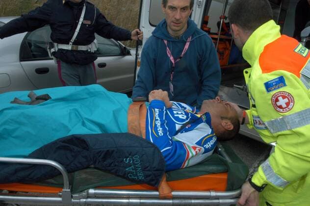 Paolo Bettini (Italien Quick Step Innergetic) wird nach seinem Sturz von DRK Sanitätern abtransportiert -  Radsport Herren 41. Tirreno Adriatico 2006, ProTour, Zwei Meere Rundfahrt, Straßenradsport, Straße, Rad, Vdig Gruppe 3. Etappe: Avezzano - Paglieta
