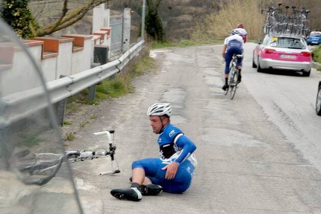 Jaan Kirsipuu (Estland Credit Agricole) - Sturz auf einer Abfahrt -  Radsport Herren 41. Tirreno Adriatico 2006, ProTour, Zwei Meere Rundfahrt, Straßenradsport, Straße, Rad, Vdig Totale 3. Etappe: Avezzano - Paglieta