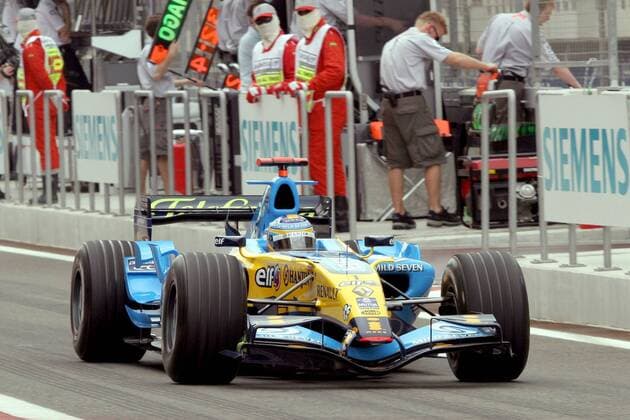 Fernando Alonso (Spanien Renault) mit seinem Boliden in der Boxengasse Motorsport Grand Prix Herren Großer Preis von Bahrain 2006, Formel 1 Weltmeisterschaft, F1, F, GP, WM, Freies Training Einzelbild Manama, Sakhir