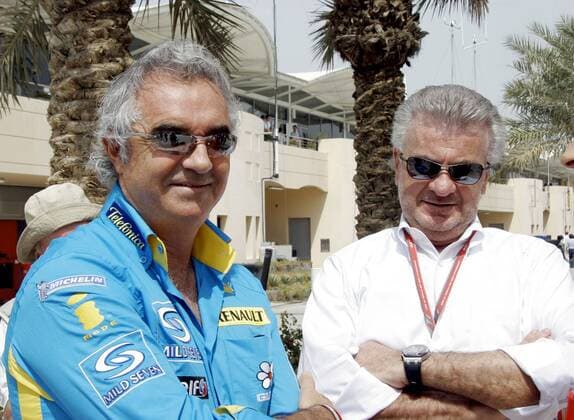Teamchef Flavio Briatore (Italien Renault, li.) im Gespräch mit Willi Weber (Deutschland), Manager der Schumacher Brüder Motorsport Grand Prix Herren Großer Preis von Bahrain 2006, Formel 1 Weltmeisterschaft, F1, F, GP, WM, Freies Training Gruppe Sakhir Manama