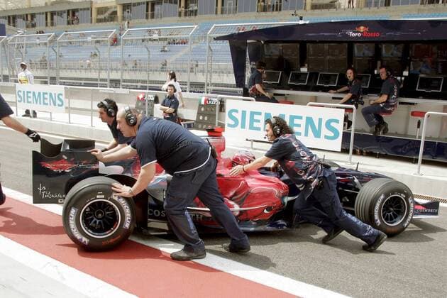 Vitantonio Liuzzi (Italien Toro Rosso Cosworth) wird mit seinem Boliden rückwärts in die Box geschoben Motorsport Grand Prix Herren Großer Preis von Bahrain 2006, Formel 1 Weltmeisterschaft, F1, F, GP, WM, Freies Training Gruppe Sakhir Manama