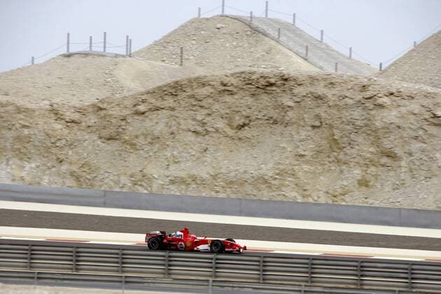 Allein in der Wüste - Michael Schumacher (Deutschland Ferrari) mit seinem Boliden auf dem Wüstenkurs von Bahrain Motorsport Grand Prix Herren Großer Preis von Bahrain 2006, Formel 1 Weltmeisterschaft, F1, F, GP, WM, Freies Training Totale Bahrain International Circuit Manama, Sakhir